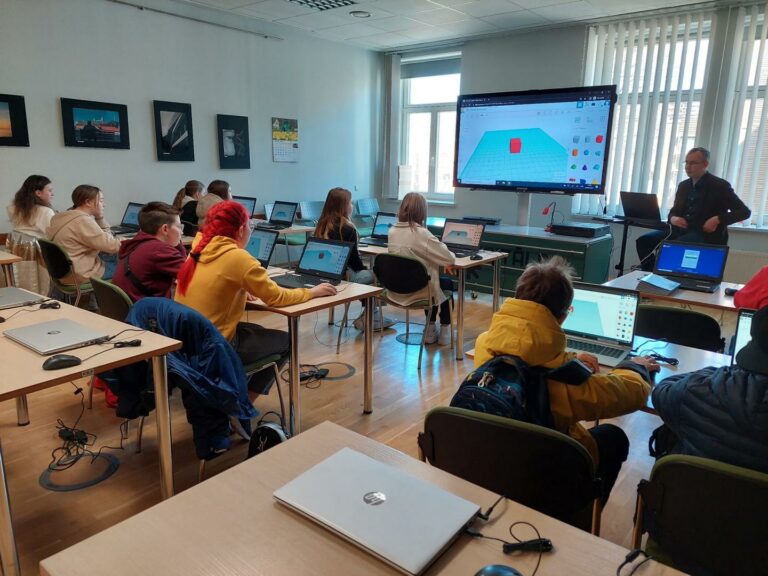 Read more about the article Bērni no 5.un 6.kl.apmeklēja Ventspils Digitālo centru un Ventspils Livonijas Ordeņa pils projekta “Skolas soma” ietvaros