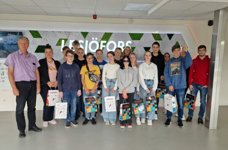 Read more about the article Liedaga vidusskolas jaunieši apmeklē uzņēmumu LESJÖFORS