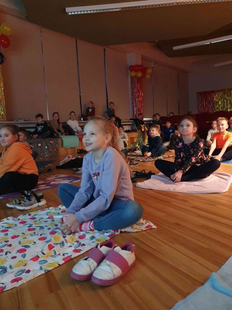 Read more about the article Jau otro reizi Liepājas Liedaga vidusskolā tiek organizētas Yoga day