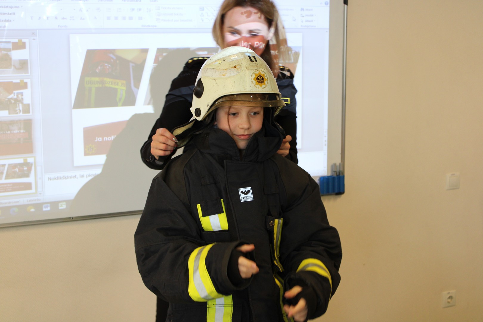 You are currently viewing 5.c klases audzinātāja Irina Turovska iejūtas ugunsdzēsējā glābēja lomā